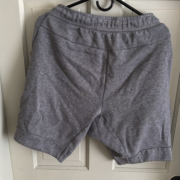 Nike tech fleece shorts, size medium - Picture 3 of 3